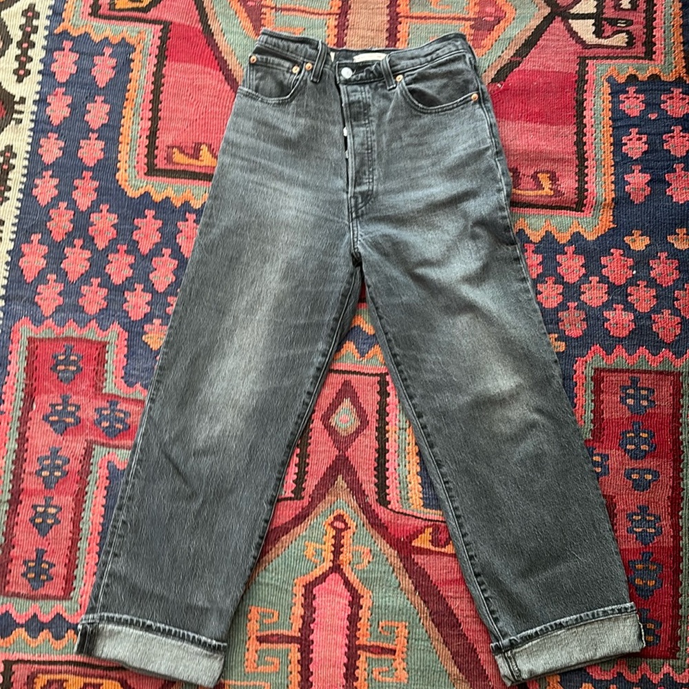 Levi’s Ribcage high waisted jeans in size 29.